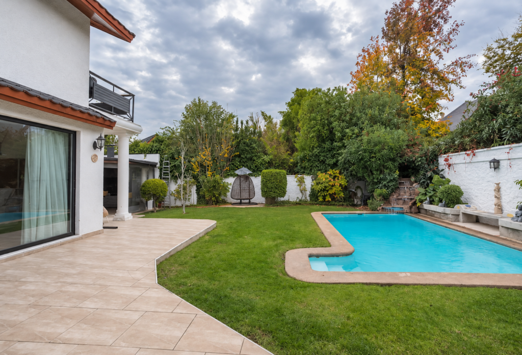 Casa con jardín y piscina en el sector oriente de Santiago